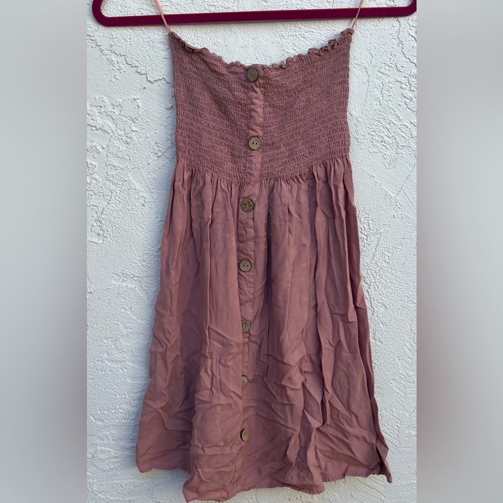 Super cute strapless pink dress with button detailing 🎀 cute for the summer